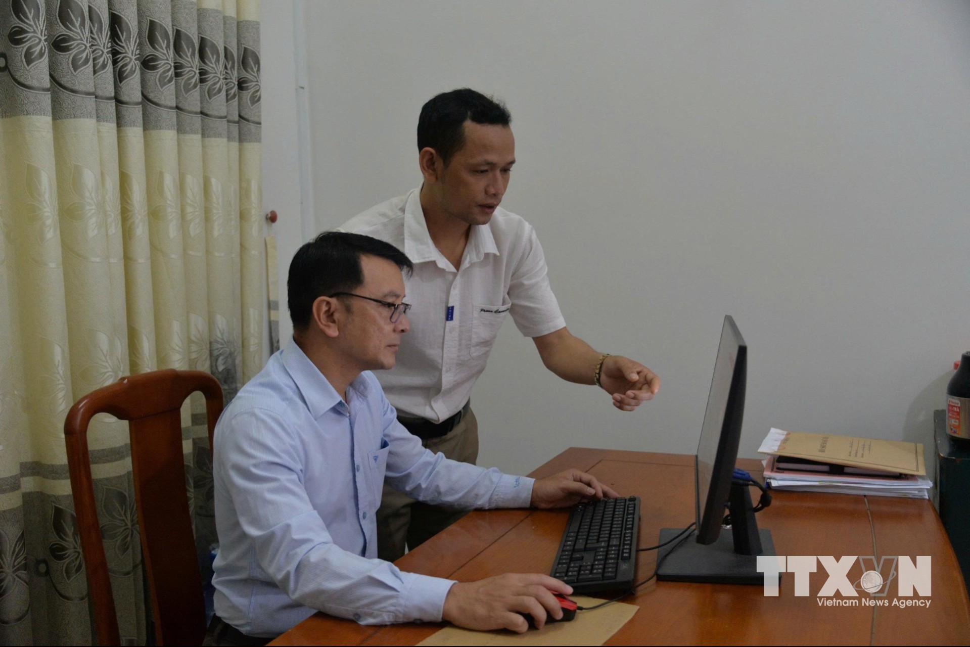 Cán bộ, chuyên viên Ban Xây dựng Đảng xã Sơn Tây Thượng, tỉnh Quảng Ngãi, tập trung thực hiện nhiệm vụ số hóa hồ sơ đảng viên. (Ảnh: Đinh Hương/TTXVN)